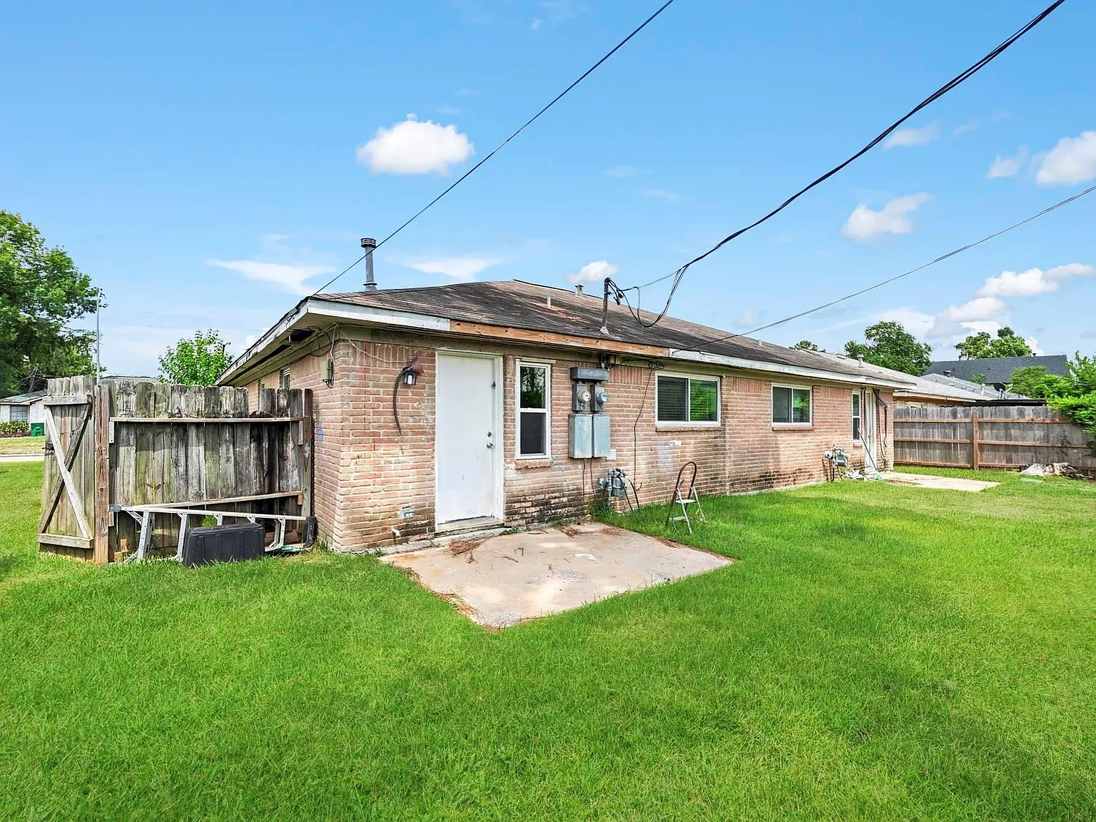 2 bed, 2.0 bath, 2023 sqft, $1,600 — Photo 3