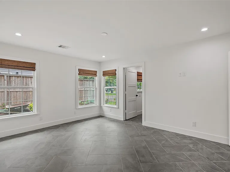312 W 31st St — Photo 26