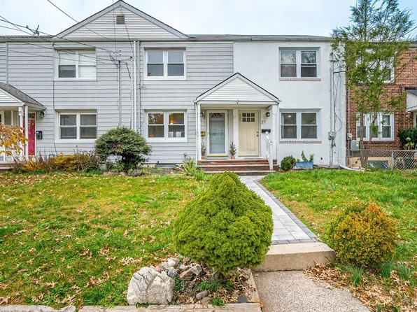 35 Victory Ct, Metuchen, NJ 08840