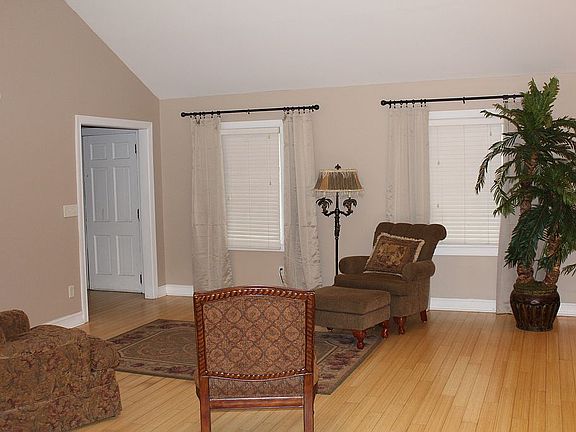 4th image of 207 Saint Clair Dr