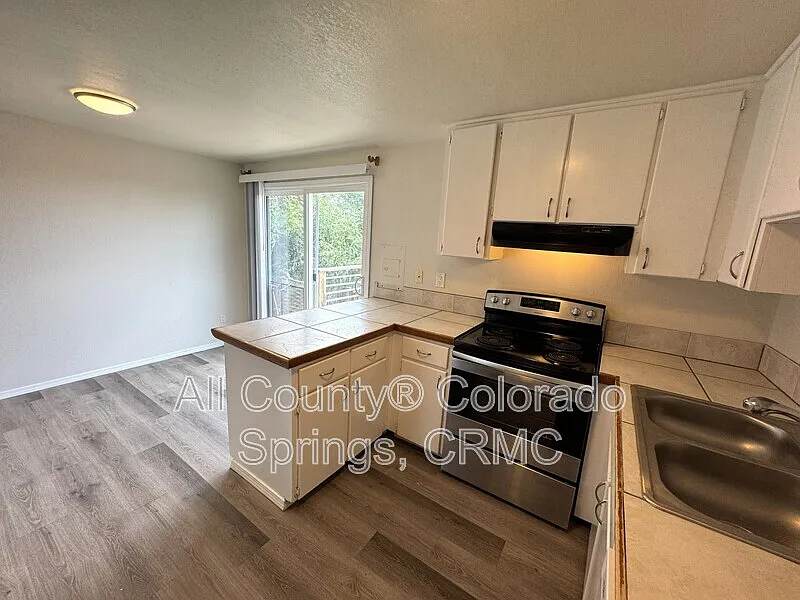 3 bed, 2.0 bath, 1742 sqft, $2,195 — Photo 4