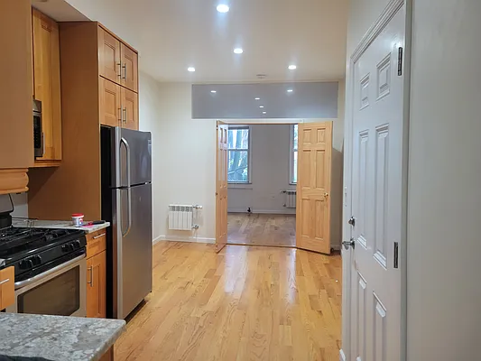 Rented by MCR Realty | media 4