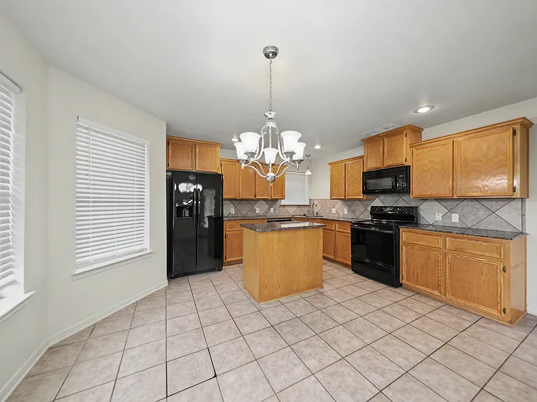 2806 Hydrangea Ave — Photo 4