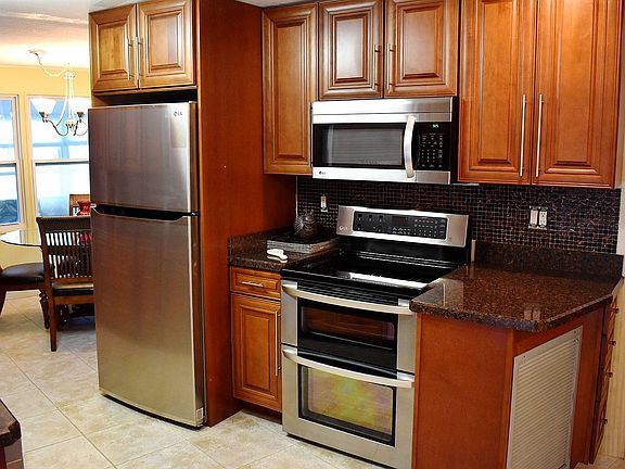 3rd image of 213 S Sycamore Dr