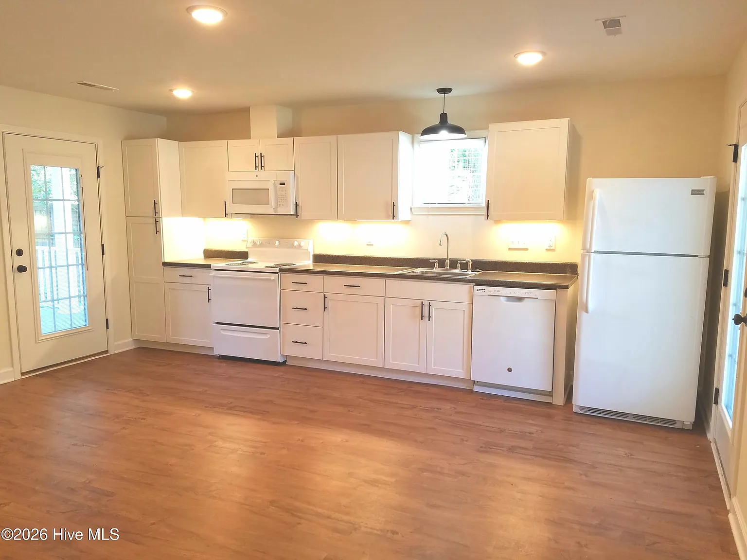 5 bed, 5.0 bath, 1450 sqft, $1,725 — Photo 4