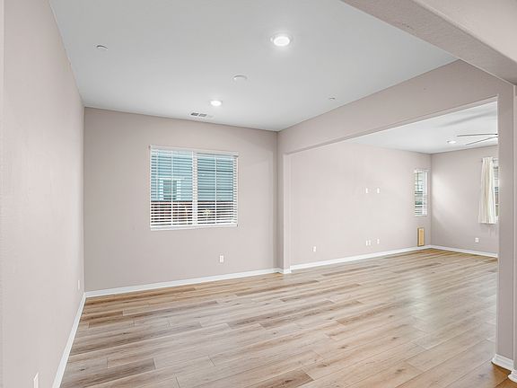 4th image of 29318 Chandler Dr