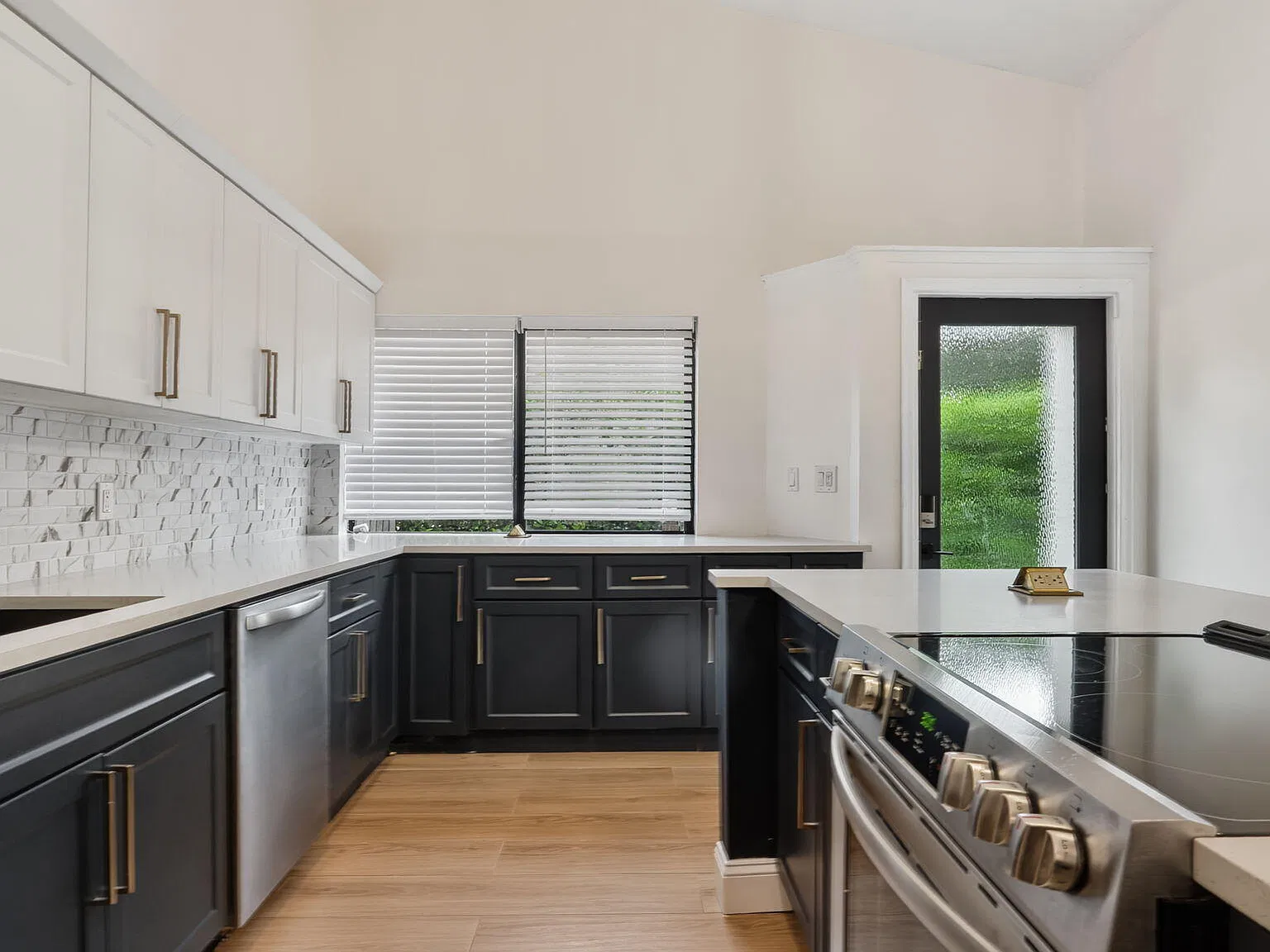 2 bed, 2.0 bath, 1577 sqft, $3,750 — Photo 2