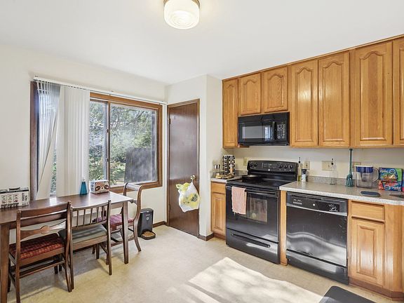 5th image of 121 S Lakewood Gdns