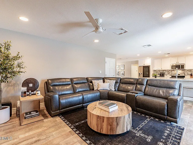 2033 E Harvard Dr — Photo 12