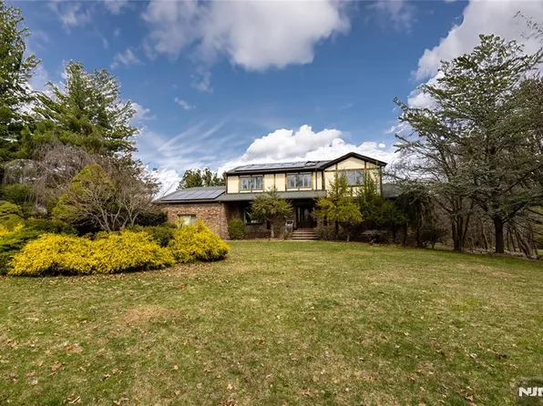 81 E Crescent Ave, Mahwah, NJ 07430