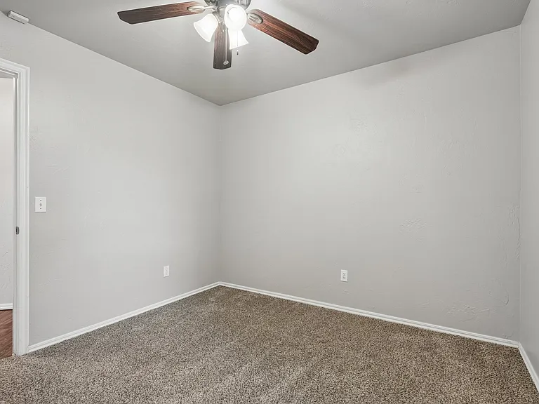 1809 Courtney Ln — Photo 27