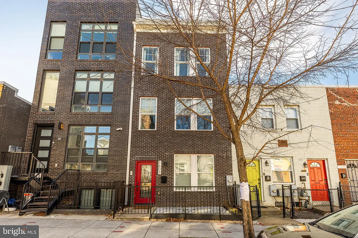 Building Photo - 1609 Levis St NE