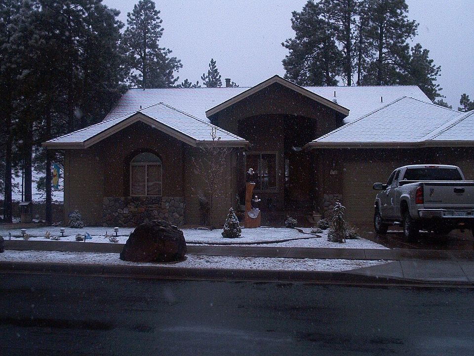 Front of home w/snow!