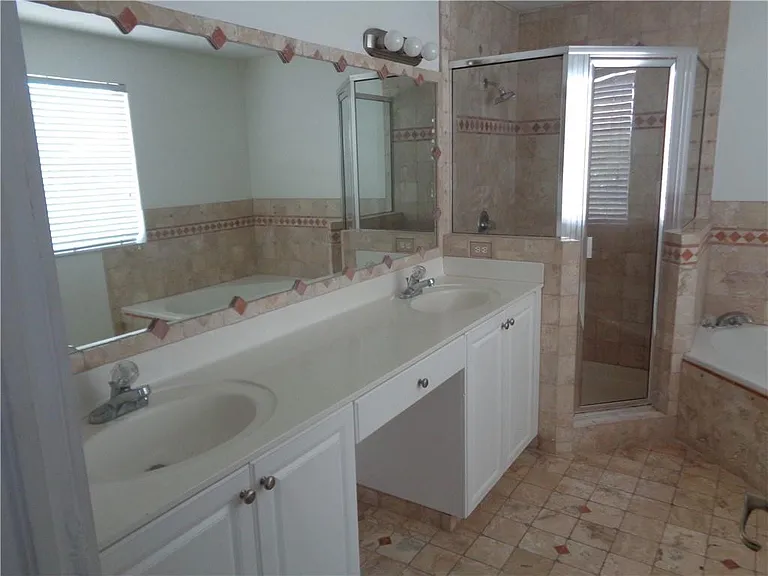 11379 NW 34th Pl — Photo 11