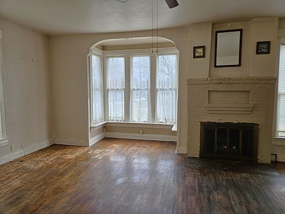 4th image of 405 College Street