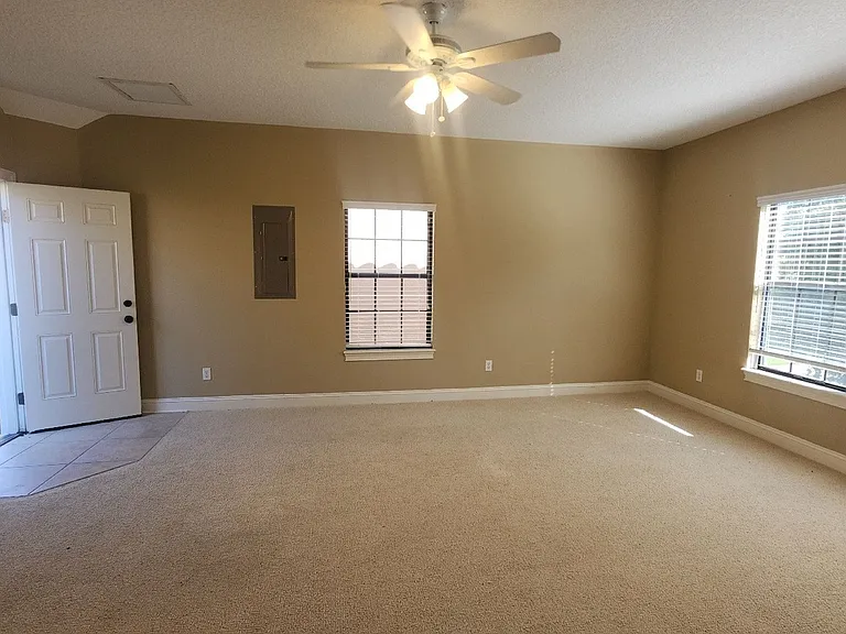 654 South Loop Pkwy — Photo 28