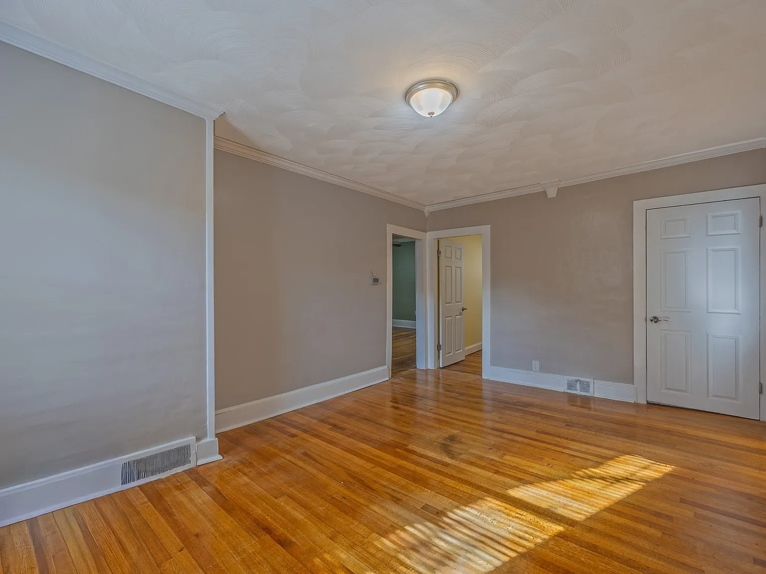 3 bed, 1200 sqft, $2,350 — Photo 4