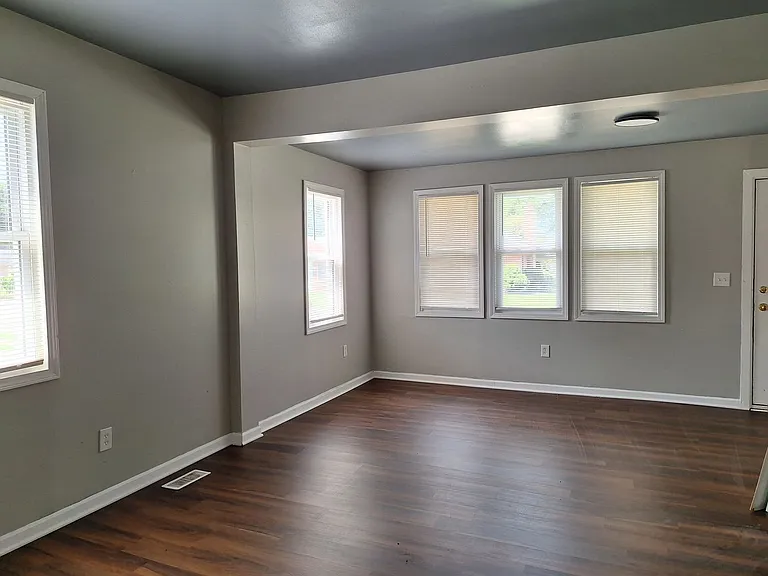 23720 Shakespeare Ave — Photo 8
