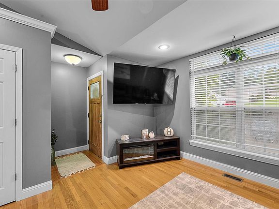 5th image of 454 Maple Ln