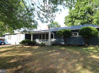 281 Oaktree Dr, Levittown, PA