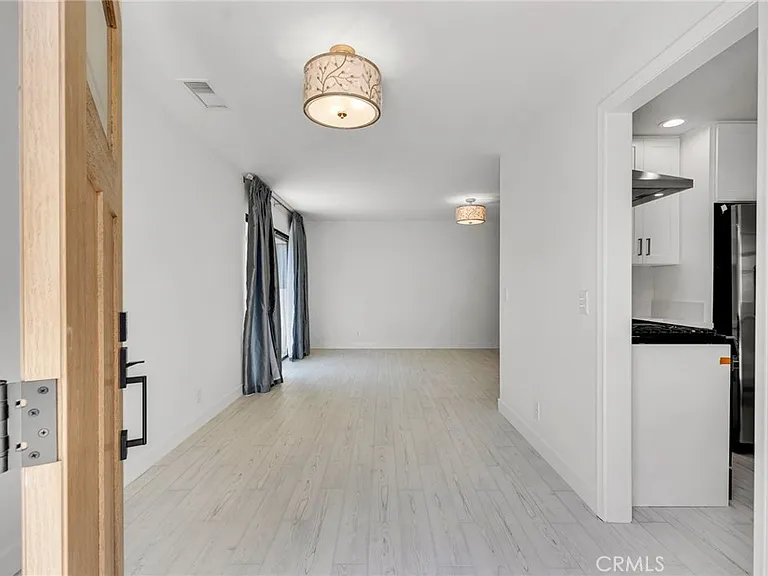 221 Acacia Ln — Photo 4