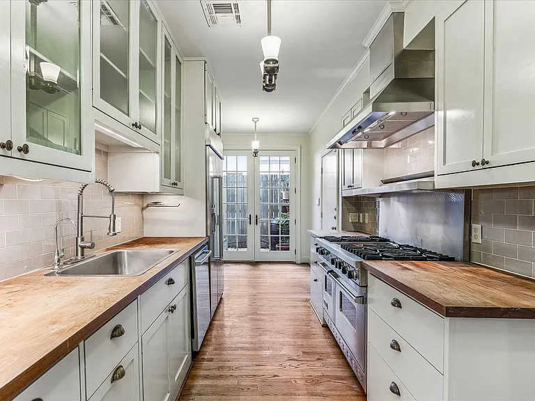 1601 Norfolk St — Photo 12