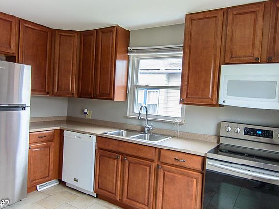 3rd image of 825 Oak Ave #2