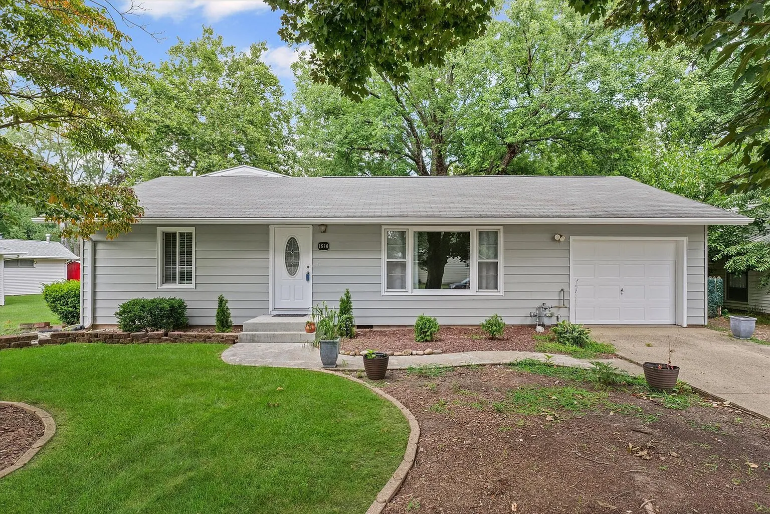 1610 Cornell Dr photo 1