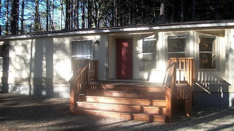 444 Pinewood Way photo 1