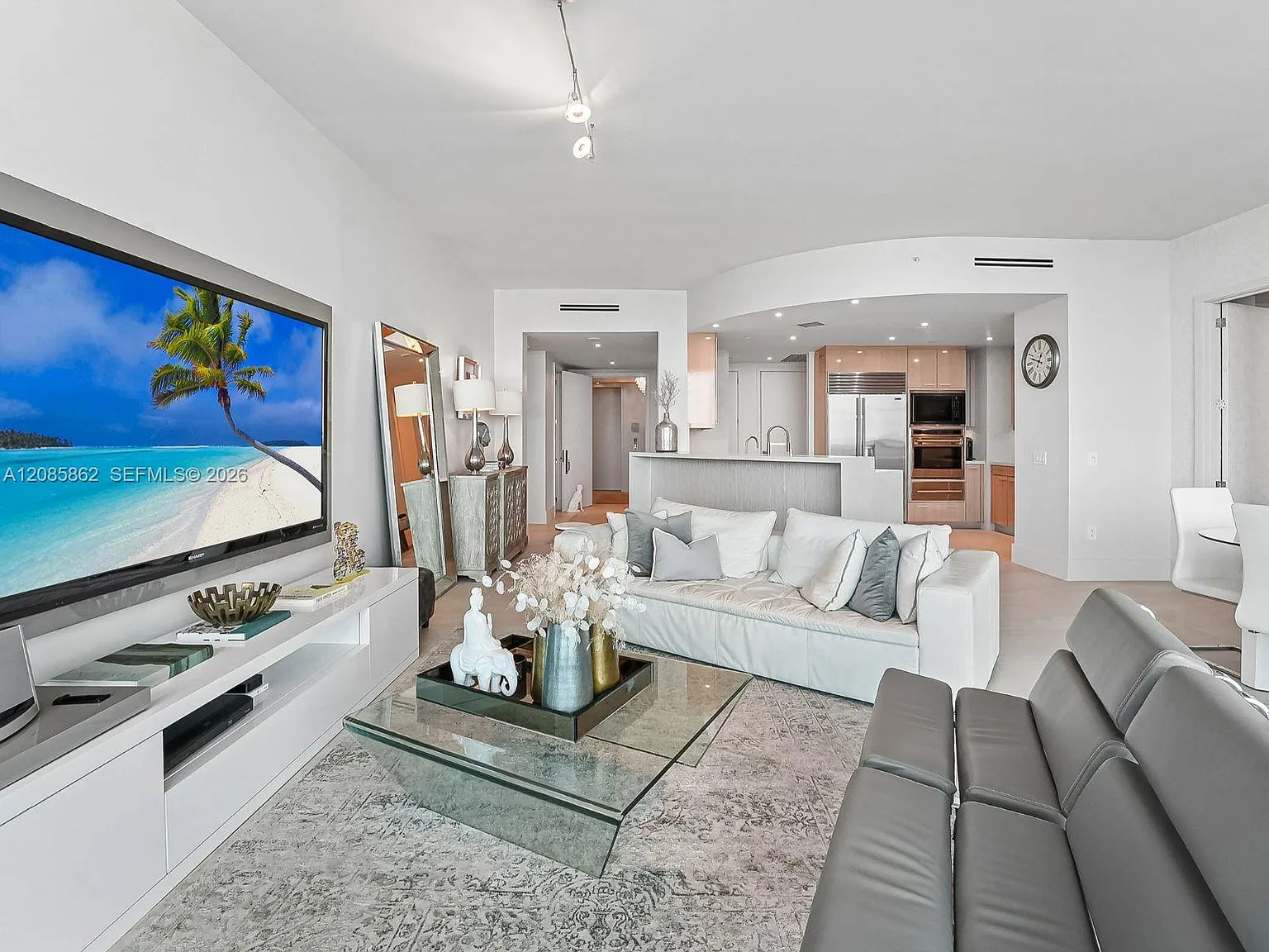 10295 Collins Ave Resdnta — Photo 4