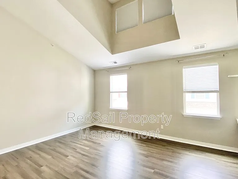 208 Fishers Ct — Photo 18