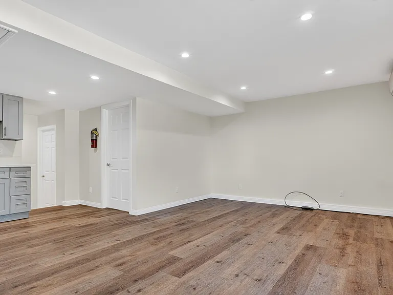 4711 Tyrone Ave — Photo 38