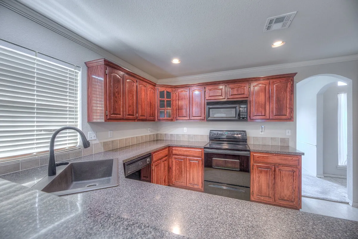 3 bed, 2.0 bath, 1837 sqft, $1,995 — Photo 2