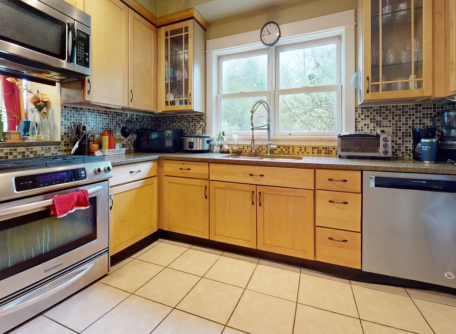 175 E King Road - 4 Bed, 2.5 Bath with 2 cars garage — Photo 3