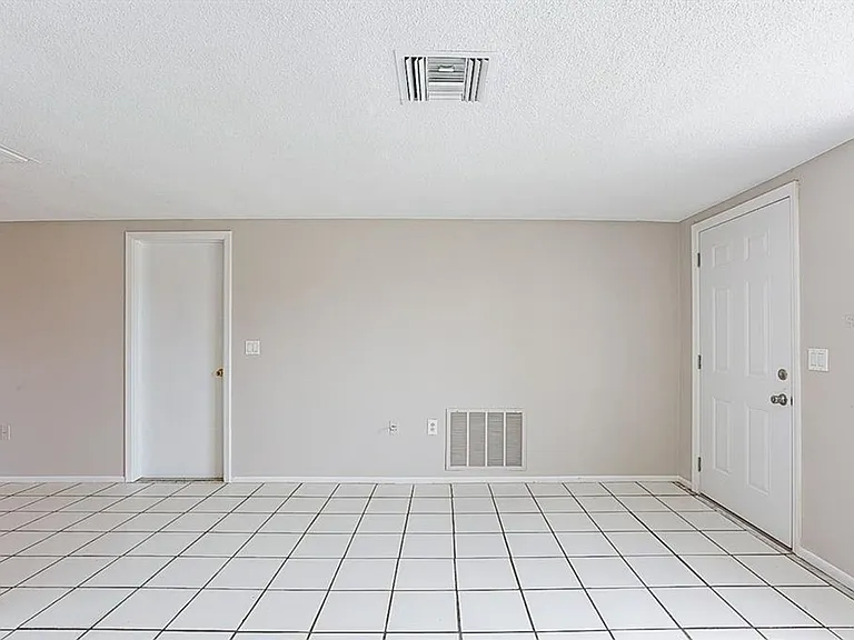 9110 Saint Clair Ln — Photo 10