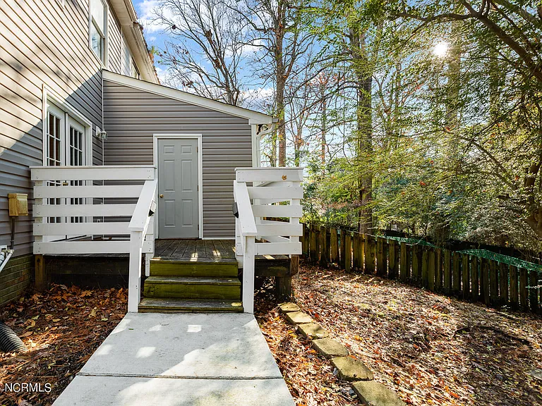 135 Greenford Pl — Photo 13
