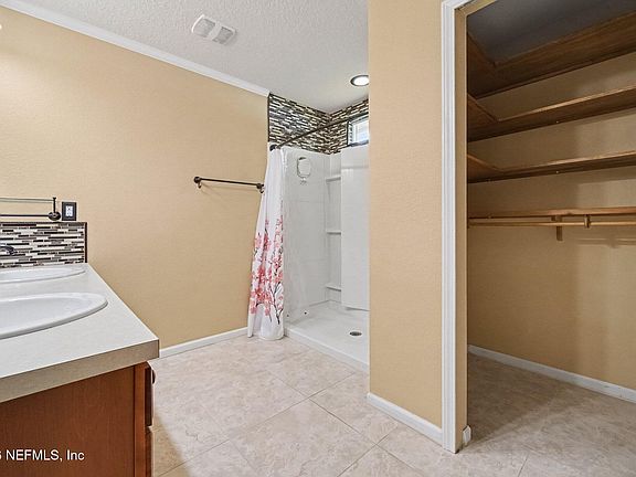 4th image of 137 LAKESIDE Court