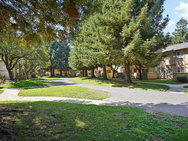 Lincoln Glen — Photo 17