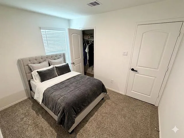 4 bed, 3.0 bath, 2500 sqft, $888 — Photo 1