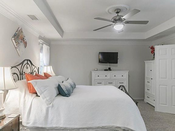 4th image of 631 Bellenden Dr