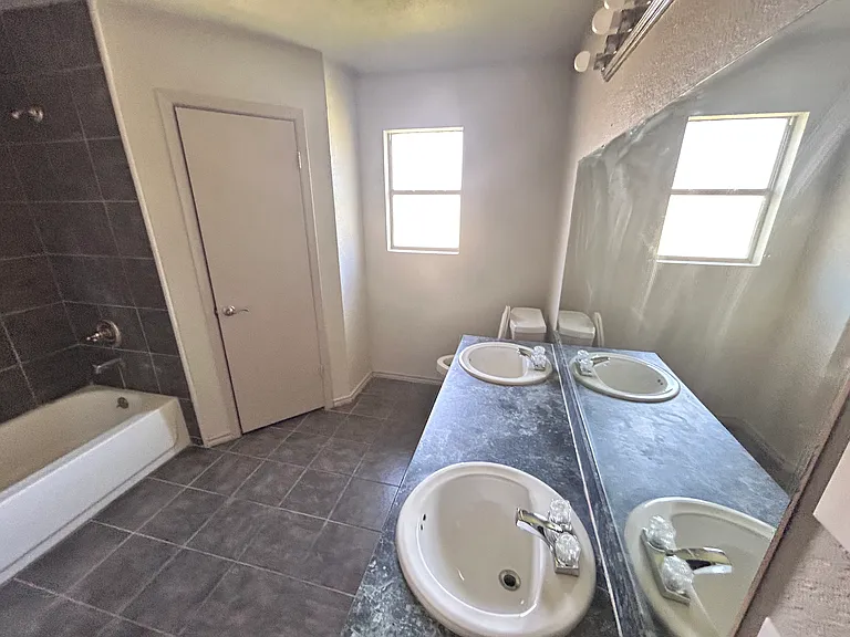5001 Greenlee Dr — Photo 12