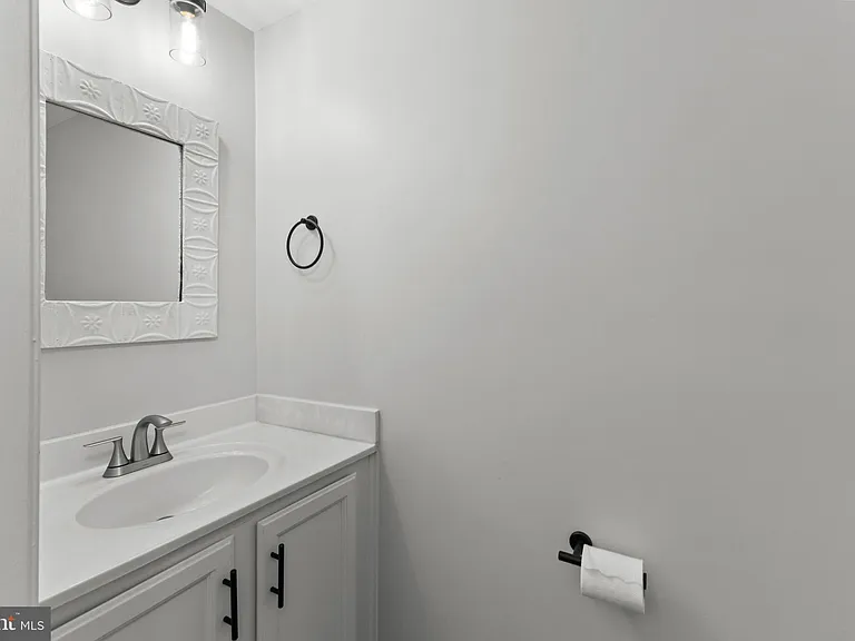 106 Hackley Ct — Photo 9