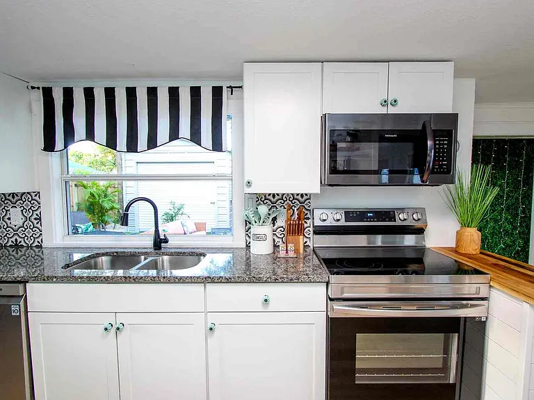 1114 Rosery Rd NW — Photo 8
