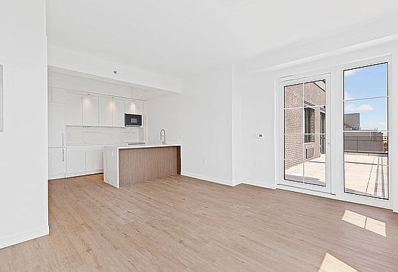 4th image of 101 Bruckner Blvd #1