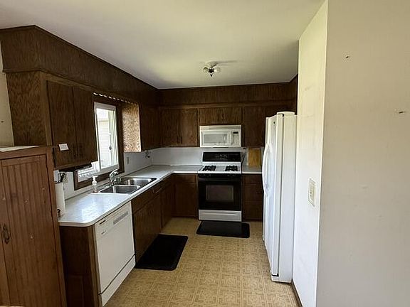 3rd image of 407 Glenview COURT
