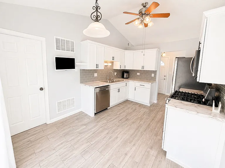 828 Huron Ct — Photo 8