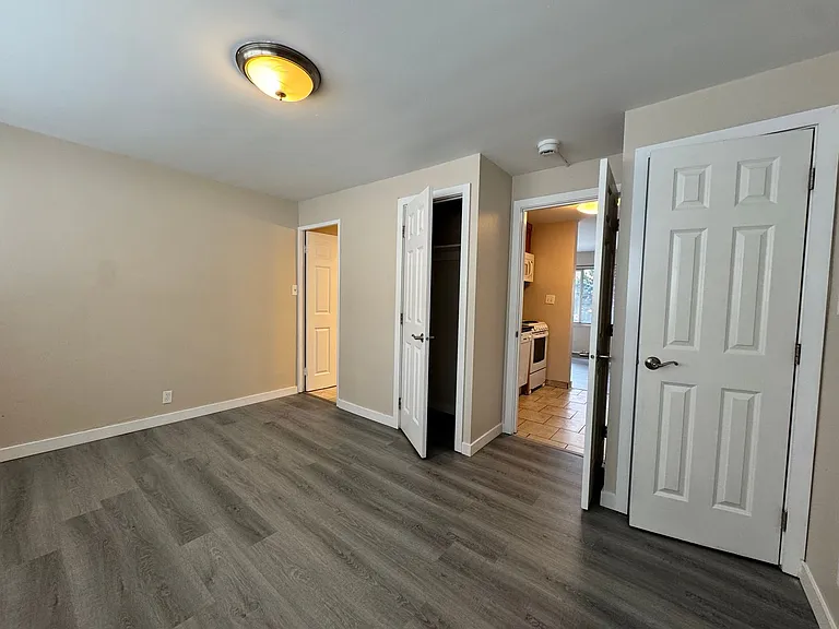 Prime location for walkable living near shops and restaurants! — Photo 9