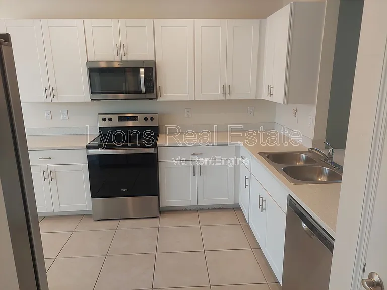 326 SW 24th Pl — Photo 5