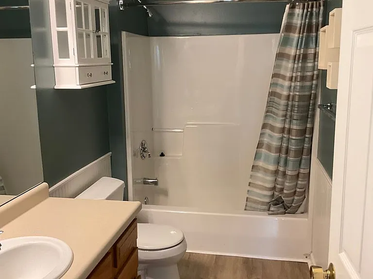 1049 Royal Dr — Photo 35