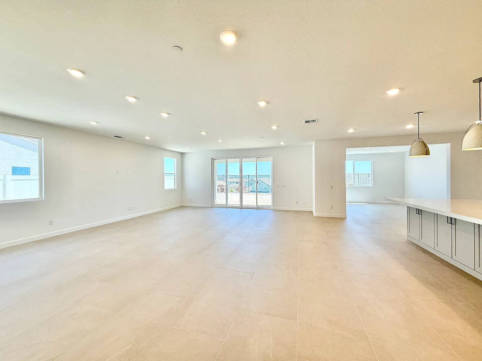 4 bed, 3.5 bath, 3335 sqft, $6,200 — Photo 3